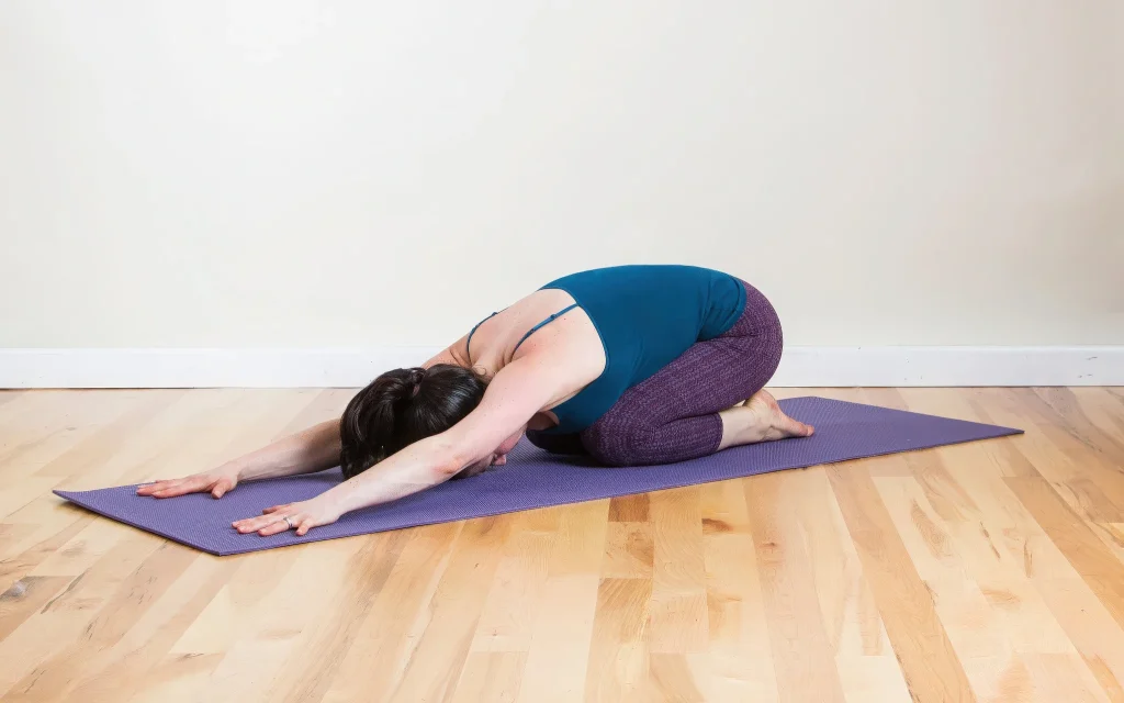 йога: Поза ребенка (Balasana)