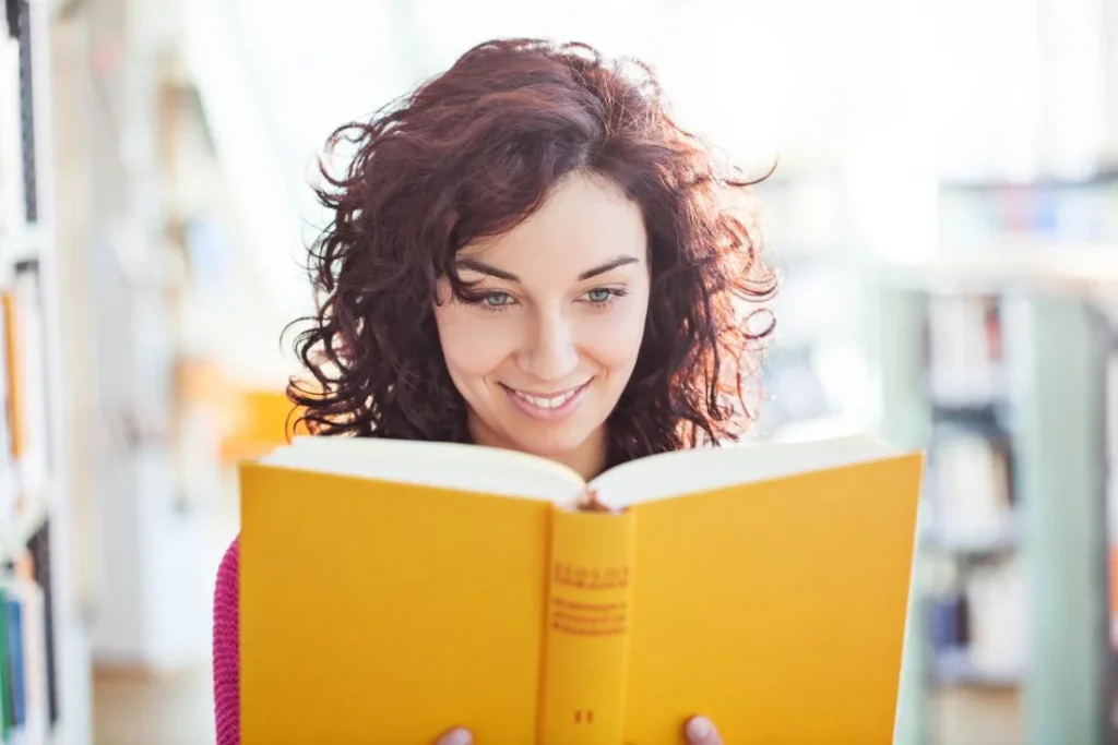 Женщина читает книгу